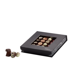 Chokladask med 36 st praliner o. tryfflar, i olika smaker. Vit, mörk och ljus choklad.