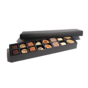Långsmal ask med 16 st läckra chokladpraliner i ljus, vit och mörk choklad.