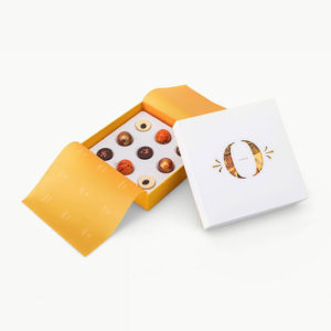 Chokladask med nio praliner från Orangeri Chokolade. Med smak av apelsin och tiramisu. Finns hos Interflora.