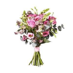 Bukett med blommor i rosa; rosor, prärieklocka, lejongap, eukalyptus plus gröna blad. Från Interflora.