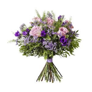 Bukett med rosor, prärieklockor, limonium och gröna blad. Finns hos Interflora.
