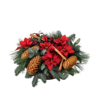 Låg julgrupp med röda julstjärnor, nobilis, kottar, kanelstänger och grönt. Skicka julgruppen med ett blommogram från Interflora och önska God Jul!