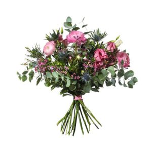 Bukett med ranukler, tistlar, prärieklockor och vaxblomma.