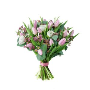 Bukett med tulpaner, ranunkler, vaxblomma och eucalyptus. Blommorna går i ljus lila /vit/rosa - en pastellfärgad bukett från Interflora.