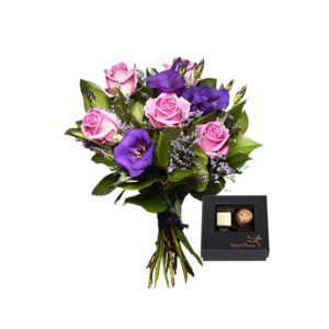 Bukett med rosor, prärieklockor, limonium och grönt samt en ask med fyra chokladpraliner. Ett gåvoset från Interflora.