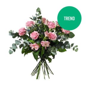 Bukett med rosor, alstroemeria, tistlar . Rosa blommor. Superfin! Buketten ingår i Interfloras sortiment av vårblommor.
