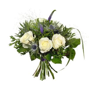 Bukett med blommor i vitt och lila; rosor, veronica, tistlar och gröna blad. Blommorna kommer från Interflora, en av de största blomsterförmedlingarna på nätet.