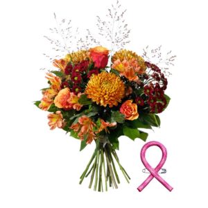 Bukett med blommor i höstens färger orange, rött, lila: stor krysantemum, alstroemeria, rosor och gröna blad. Ett Interflora-arrangemang.