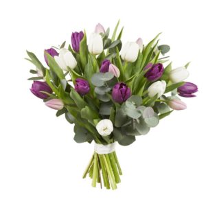 Bukett med lila och vita tulpaner och grönt. Ur Interfloras sortiment.