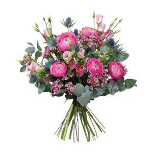 Bukett med blommor i rosa; ranunklar, tistlar, prärieklocka, vaxblomma och eucalyptus. Ur Interfloras bukettsortiment.