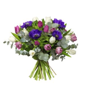 Tulpaner, anemoner och eukalyptus i en härlig kombination. Blommografera din gåva via Interflora!