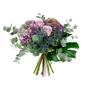 Höstbukett med blommor i lila färgtoner. hortensia, rosor, tistel och blandat grönt. Ur Interfloras sortiment av höstblommor.