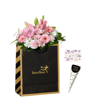 Presentpåse med blommor i rosa och vitt, plus en strut choklad. Blommografera presentsetet via Interflora!
