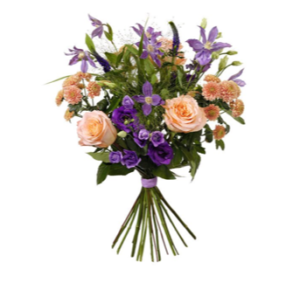 Sommarbukett med rosor, prärieklockor, klematis, krysantemum. Beställ ditt blommogram i Interfloras e-butik!
