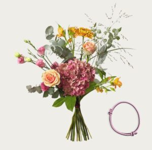 Trendig bukett med hortensia, rosor, prärieklockor och alstroemeria. Höstfärger. Plus ett rosa armband. Blommografera din gåva via Interflora - beställ ditt blommogram i e-butiken.