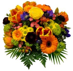 En färgsprakande rundbunden bukett med blandade blommor i orange-gult-blått och grönt m m. Superfin!