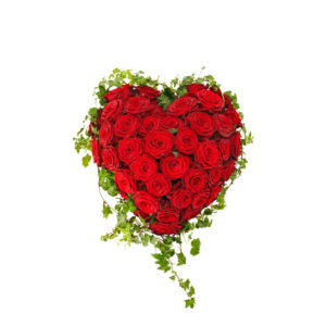 Begravningsdekoration i form av ett hjärta med röda rosor och grön murgröna. Finns hos Interflora.