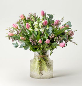 Interfloras unika bukett för februari månad. En grymt vacker kombination av rosa tulpaner, vaxblommor och dekorationsgrönt. Skicka blommorna med ett blommogram från Interflora!