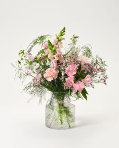 Majbuketten, med blandade blommor i rosa och vitt; alstroemeria, lövkoja och limonium.
