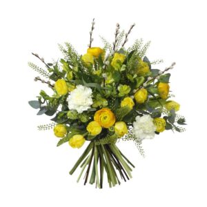 Superfin påskbukett med blommor i gult o. vitt; tulpaner, alstroemeria, ranunkel, nejlikor plus dekorationsgrönt. Beställ blommorna hos Interflora, skicka dem med ett blommogram!