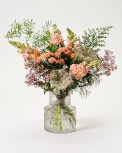 Interfloras unika blombukett för månaden april. Blomsterarrangemanget innehåller lejongap, lövkoja, santini, morotsblomma och gröna blad (variationer förekommer).
